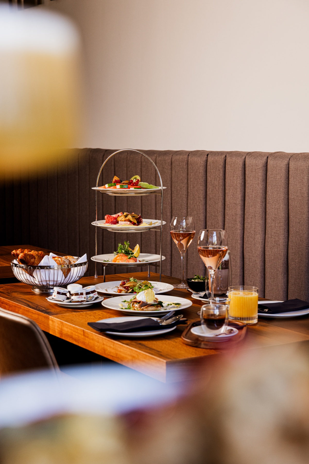 Festlich gedeckter Tisch für den Brunch zum ersten Advent